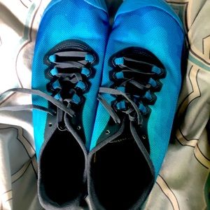 Size US 10 Men’s Running Shoes with Barefoot tech!